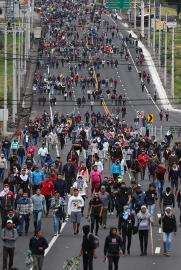 Cientos de indígenas caminan este lunes 7 de octubre de 2019 por el sector de Aloag con rumbo a Quito.