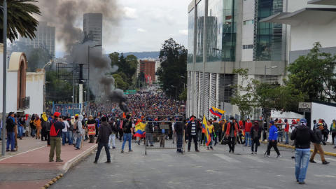 Manifestantes indígenas en los alrededores del Parque El Arbolito, en Quito.