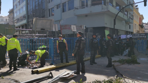 Policías junto a una barricada en el Centro Histórico de Quito.