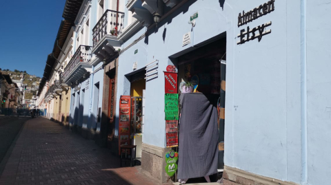 Policías y vecinos del Centro Histórico estuvieron limpiando los escombros las calles tras las protestas.