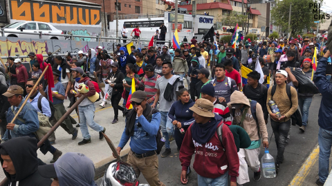 Indígenas de Cayambe y Otavalo recorren el sector de la Y, al norte de Quito, en camino hacia el parque El Arbolito, el martes 8 de octubre de 2019.