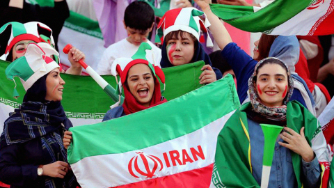 Las hinchas iraníes festejan el triunfo de su selección