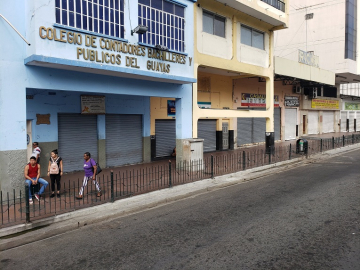 Locales cerrados en el centro de Guayaquil, cerca de la Bahía. 