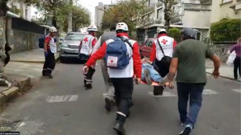 El periodista Freddy Paredes trasladado por paramédicos de la Cruz Roja tras ser agredido, el pasado 10 de octubre de 2019.