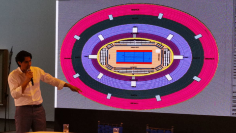 Nicolás Lapentti indica el mapa de localidades del evento de Roger Federer en Quito. 