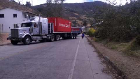 Un cargamento de exportación varado en una carretera del Austro, con destino al Puerto Marítimo en Guayaquil. 