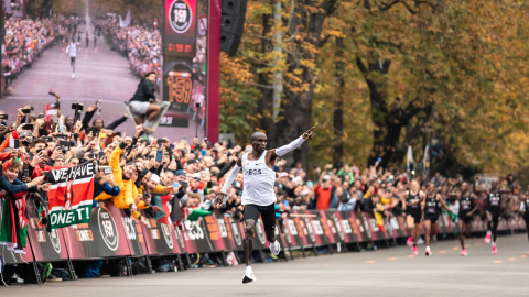 Eliud Kipchoge en su llegada a la meta en la maratón de Viena