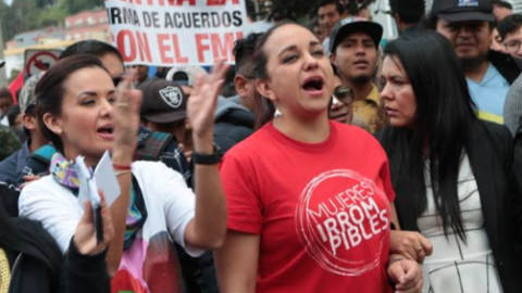 La asambleísta Gabriela Rivadeneira vestida de rojo.