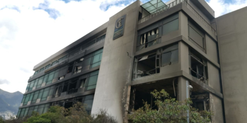 El edificio de la Contraloría fue incendiada el sábado 12 de octubre de 2019.