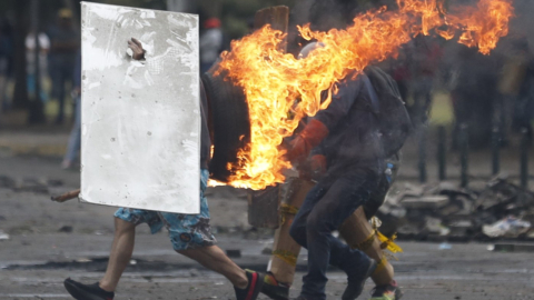 Manifestantes se enfrentan a la policía en una nueva jornada de choques este domingo, en Quito (Ecuador).