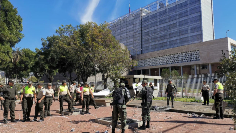 Militares y policías retiran las vallas de seguridad de la Asamblea Nacional, tras finalizar el paro indígena, el 14 de octubre de 2019.