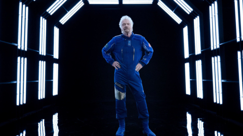 Richard Branson, CEO de Virgin, vestido con el traje espacial diseñado por Under Armour.