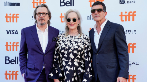 Gary Oldman, Meryl Streep y Antonio Banderas a su llegada a la premier de "The Laundromat", en Toronto el 9 de septiembre.