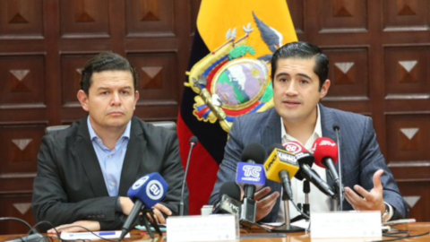 El secretario particular de la presidencia, Juan Sebastián Roldán, y el ministro de Finanzas, Richard Martínez, en Carondelet.