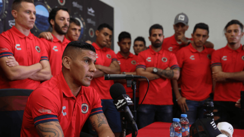 El defensa Carlos Salcido con el resto de sus compañeros de Veracruz, en una declaración de los jugadores. 