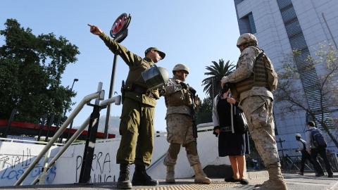 Personal militar custodia las estaciones de metro que se encuentran cerradas este lunes en Santiago de Chile.