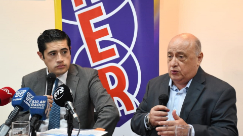 El ministro de Finanzas, Richard Martínez, junto al presidente de AER, Kléber Chica durante un conversatorio realizado en Guayaquil. 