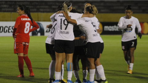 Las jugadoras de Corinthians festejan uno de los goles en la Copa Libertadores femenina, en Quito, el 25 de octubre de 2019.