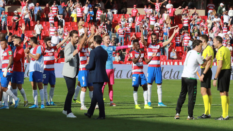 Los jugadores del Granada festejan la victoria frente al Betis