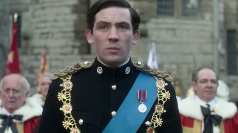 Josh O'connor interpreta al Príncipe Carlos en la tercera temporada de 'The Crown'. También lo hará en la cuarta.