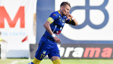 Carlos Garcés convirtió dos goles en la victoria de Delfín 3-0 (4-4) en el global para darle el paso a la final de Copa Ecuador.