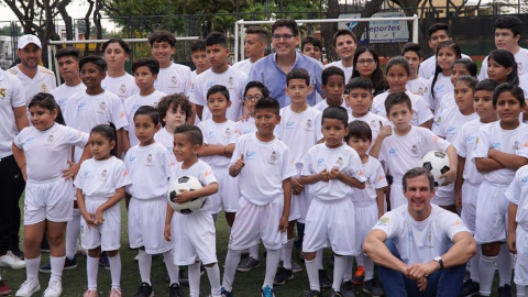 La Escuela Socio Deportiva para ayudar a niños con cáncer, y a sus hermanos, se inauguró en la ciudad de Guayaquil.  