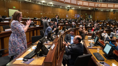 La asambleísta Lourdes Cuesta (izquierda), proponente del Registro de Violadores, el día de su aprobación en el Pleno, el 1 de octubre de 2019.