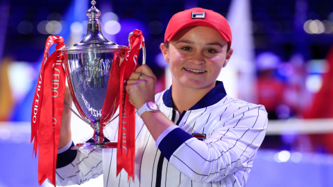 Ashleigh Barty festeja su primer título del WTA Tour Finals