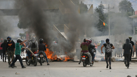 Grupos de manifestantes se enfrentan el miércoles 6 de noviembre de 2019 en Cochabamba, Bolivia.