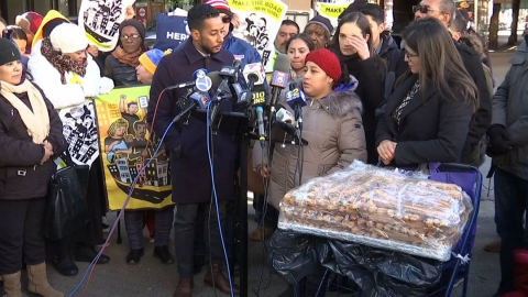 Activistas, un concejal y dos senadores protestaron contra la detención de vendedores ambulantes en Nueva York. 