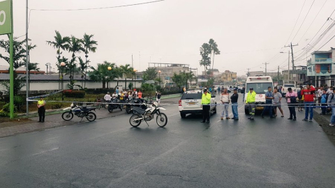 Personal de la Policía acordonó la zona cercana a la agencia BanEcuador en Naranjal, Guayas, la mañana del 30 de agosto de 2019 durante un intento de asalto.