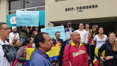 La mañana del sábado 26 de noviembre de 2019, un grupo de venezolanos protestó contra el gobernante Nicolás Maduro, en las afueras de la Embajada de su país en Quito.