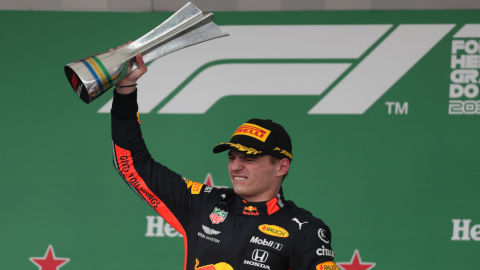 Max Verstappen festeja su victoria en el Circuito de Interlagos, en Sao Paulo, Brasil.