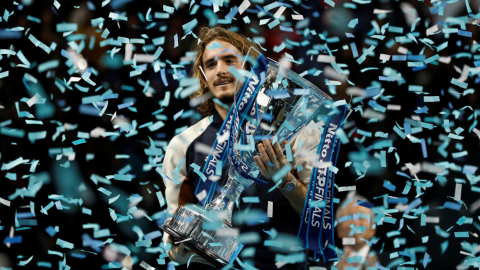 El griego, Stefanos Tsitsipas festeja con el trofeo del últmo Masters de la temporada, en Londres.