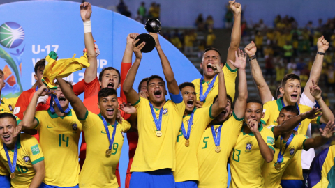 Los jugadores locales festejan con su público la obtención del campeonato mundial de la categoría.