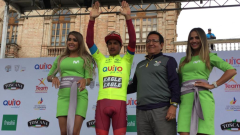 El ciclista carchense Jorge Montenegro se viste con la camiseta amarilla de líder de la Vuelta. 