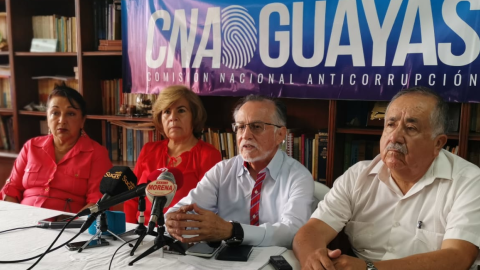 En el centro, Ricardo Ramírez, coordinador de la Comisión Anticorrupción en Guayas.