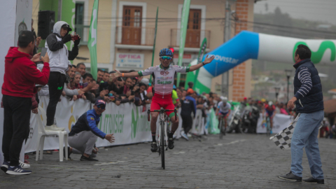 Cristian Tobar llega a la meta en el GAD Montúgar. 