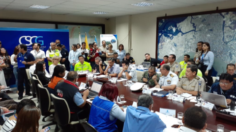 En la Corporación para la Seguridad Ciudadana de Guayaquil se reunieron representantes de entidades de rescate para evaluar la coordinación y los tiempos de reacción ante un sismo.