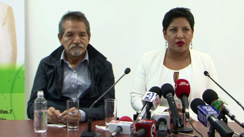 Diego Patricio Carrión Paredes y su hija, María José Carrión, durante una rueda de prensa en la Asamblea Nacional, el 22 de junio de 2016.