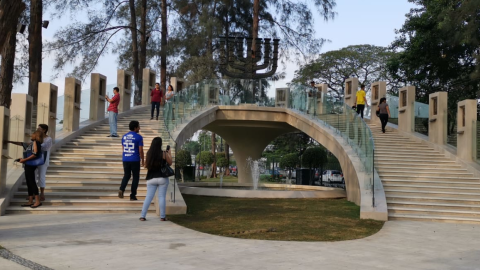 En un extremo del parque Jerusalén, sobre unas escalinatas, se alza un menorá (candelabro tradicional del judaísmo) gigante.