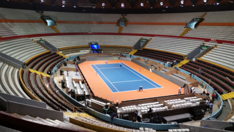 El Coliseo Rumiñahui se pone a punto para recibir a Roger Federer y Alexander Zverev, este domingo 24 de noviembre. 