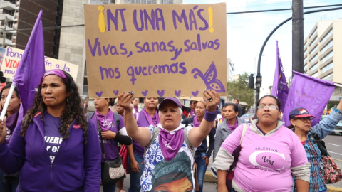 Cientos de mujeres marcharon por el centro de Quito este 23 de noviembre de 2019 en contra de la violencia de género.