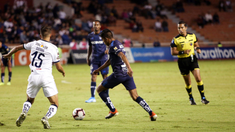 Liga de Quito y Universidad Católica se enfrentaron en el estadio Rodrigo Paz Delgado, por el partido de ida de los cuartos de final. 