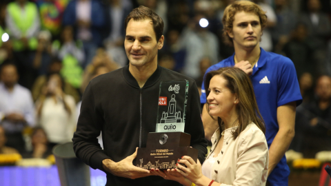 Roger Federer y Alexander Zverev se enfrentaron en una cancha montada en el Coliseo Rumiñahui. El suizo se llevó el trofeo Mitad del Mundo. 