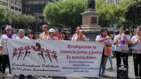 En la Plaza Rocafuerte, en el centro de Guayaquil, se realizó un plantón para concientizar a la población sobre la violencia de género.