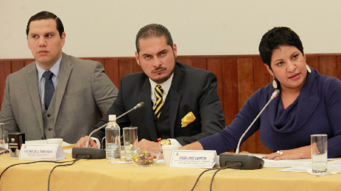 Raúl de la Torre (centro), durante su tiempo como secretario de la Comisión de Fiscalización de la Asamblea, en 2016.