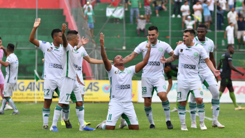 Jugadores de Liga de Portoviejo festejando su ascenso a la Serie A, tras llegar a la final del ascenso. 