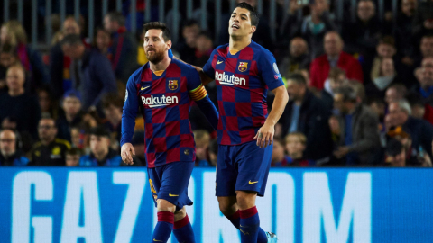 Lionel Messi y Luis Suárez festejan un gol del FC Barcelona en el campeonato local.