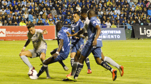 Macará y Emelec jugaron un partido muy intenso en el estadio Bellavista de Ambato. 